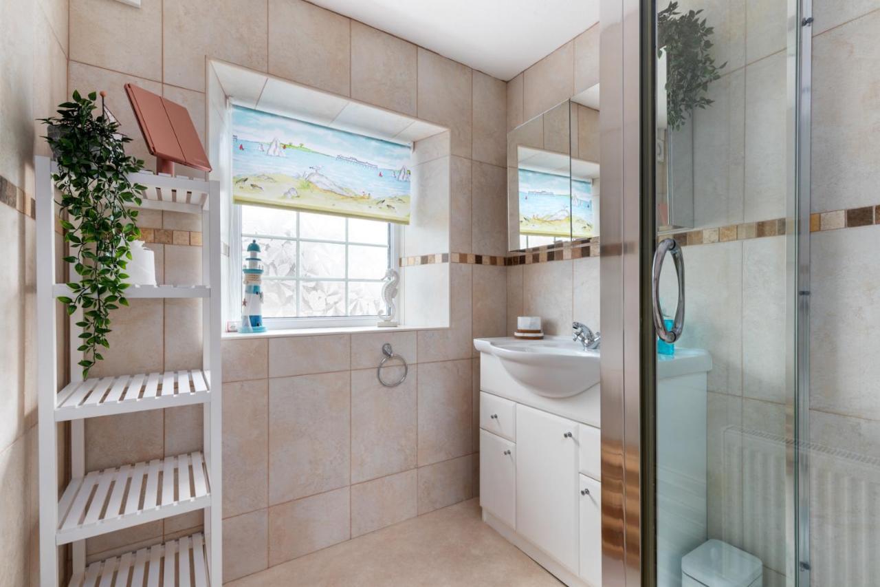 Ivydene - Beautiful Cottage, Stone Throw From Beach, Wonderful Sea Views 손더스풋 외부 사진