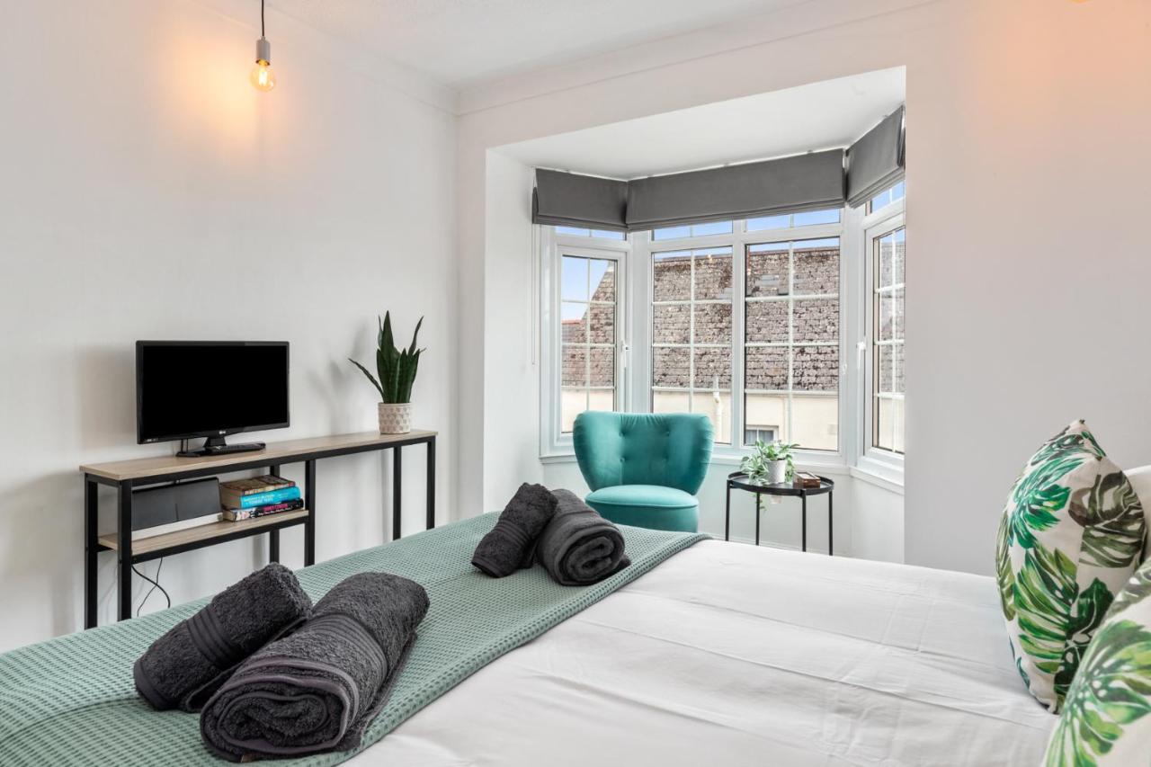 Ivydene - Beautiful Cottage, Stone Throw From Beach, Wonderful Sea Views 손더스풋 외부 사진