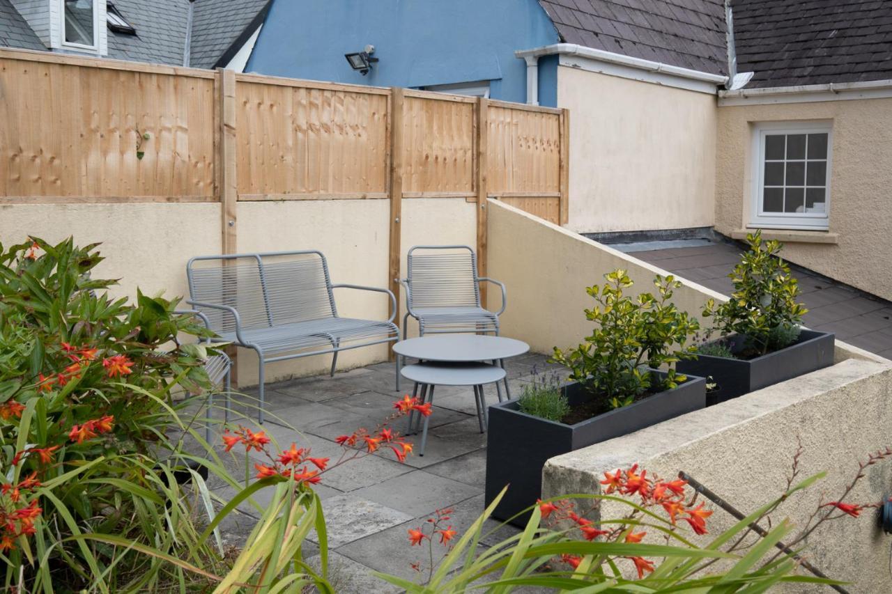 Ivydene - Beautiful Cottage, Stone Throw From Beach, Wonderful Sea Views 손더스풋 외부 사진